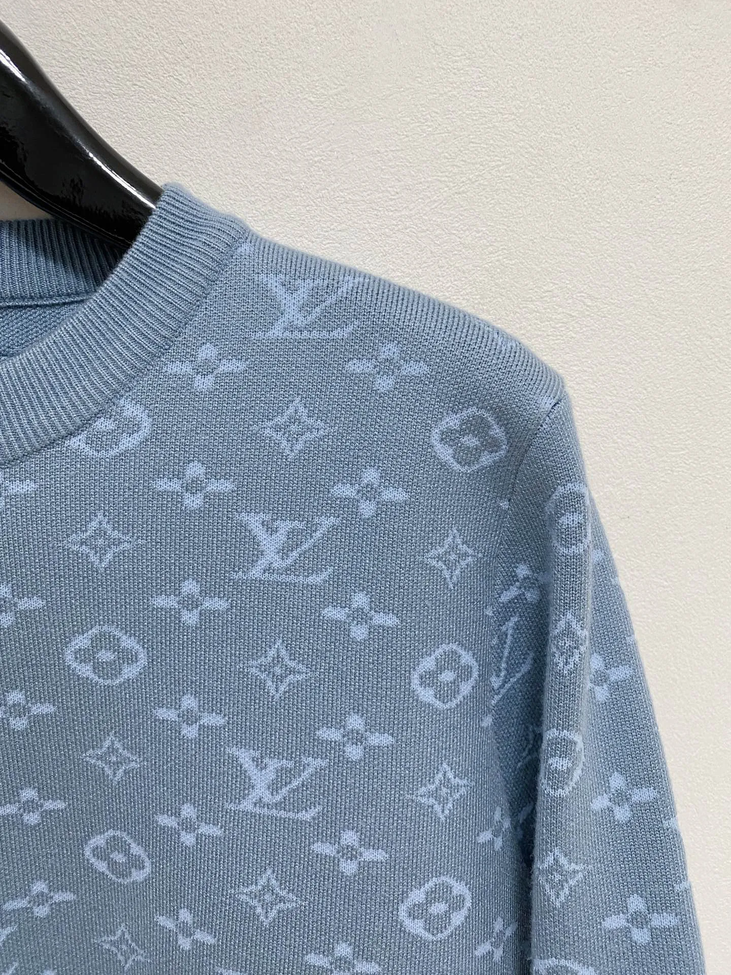 🅿️440 LV crew neck sweater, made of wool blended yarn, has good warmth retention, fluffy and soft, doubles skin care, giving you a lightweight wearing experience. High-quality natural fibers ensure high-quality life. The whole piece adopts solid color single-sided craftsmanship, leaving loose space when fit, solid color plain weave, neat texture, solid color design, durable and high-end. The half-high collar zipper design is meticulous in workmanship, fashionable and versatile. The back shoulder design is simple and comfortable. At the same time, the use of counter-stitch connection highlights the quality in the details, making the temperament more low-key, restrained, calm and stylish, and better showing the clean and tidy side of successful men. The collar, cuffs, and hem are made of dense rib weaving, which is tight and elastic, not easy to deform, and highlights the details and texture. Whether worn alone or layered, it can not only give you a warm feeling, but also give you a sophisticated sense of fashion.      Size: M-XXXL